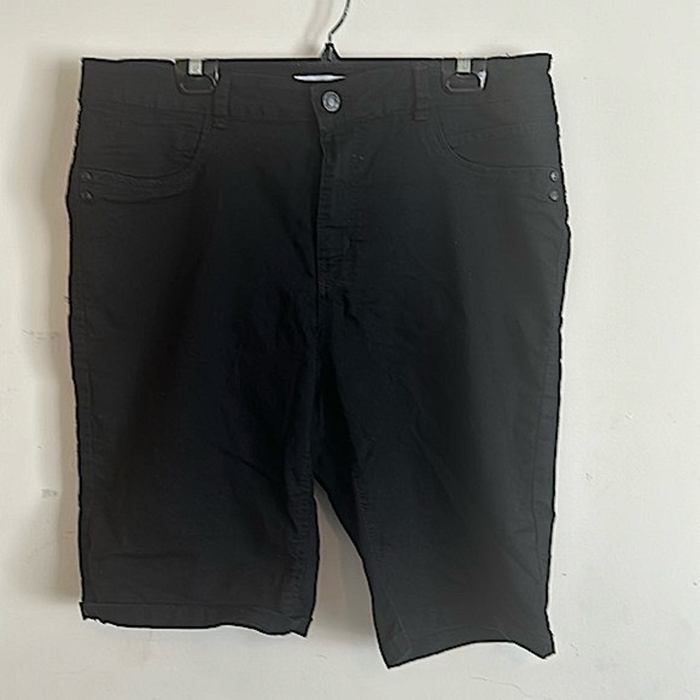 Giant Tiger Black 11” Bermuda Shorts (16)
